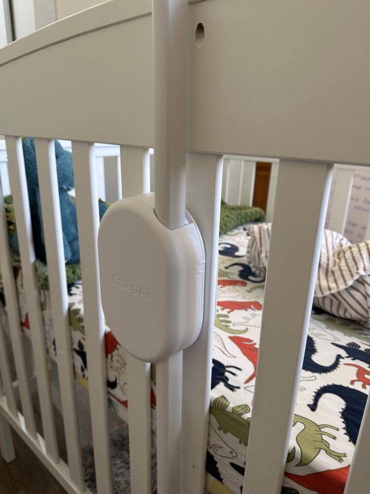 CuboAi Plus mounted onto the crib.